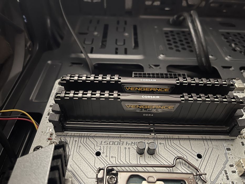 Corsair Vengeance 2x8GB 2400MHz64284553091457121