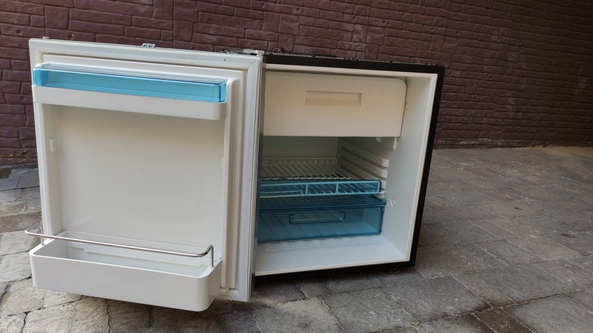 Компресорний холодильник DOMETIC Waeco CoolMatic CRX 65