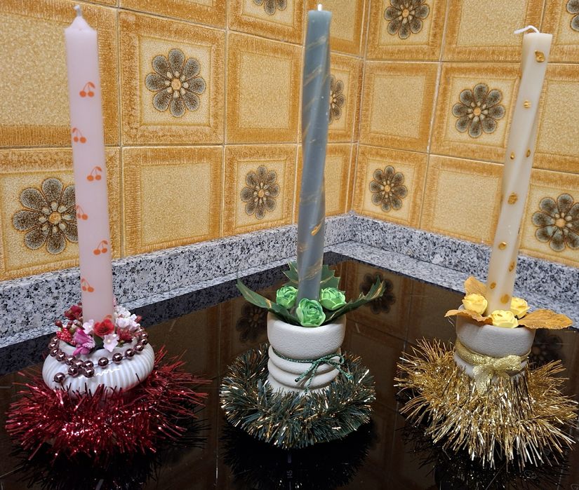 Castiçais com velas e decoração de Natal