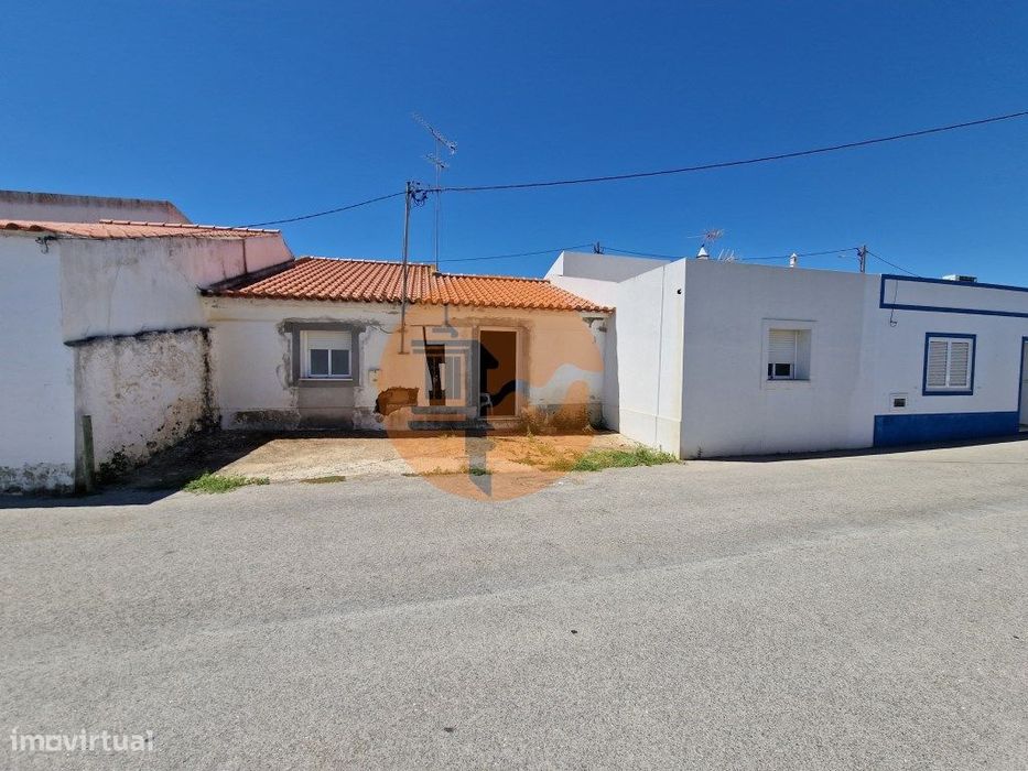 Moradia T3 para Remodelação Total no Coração do Azinhal - Grande Po...