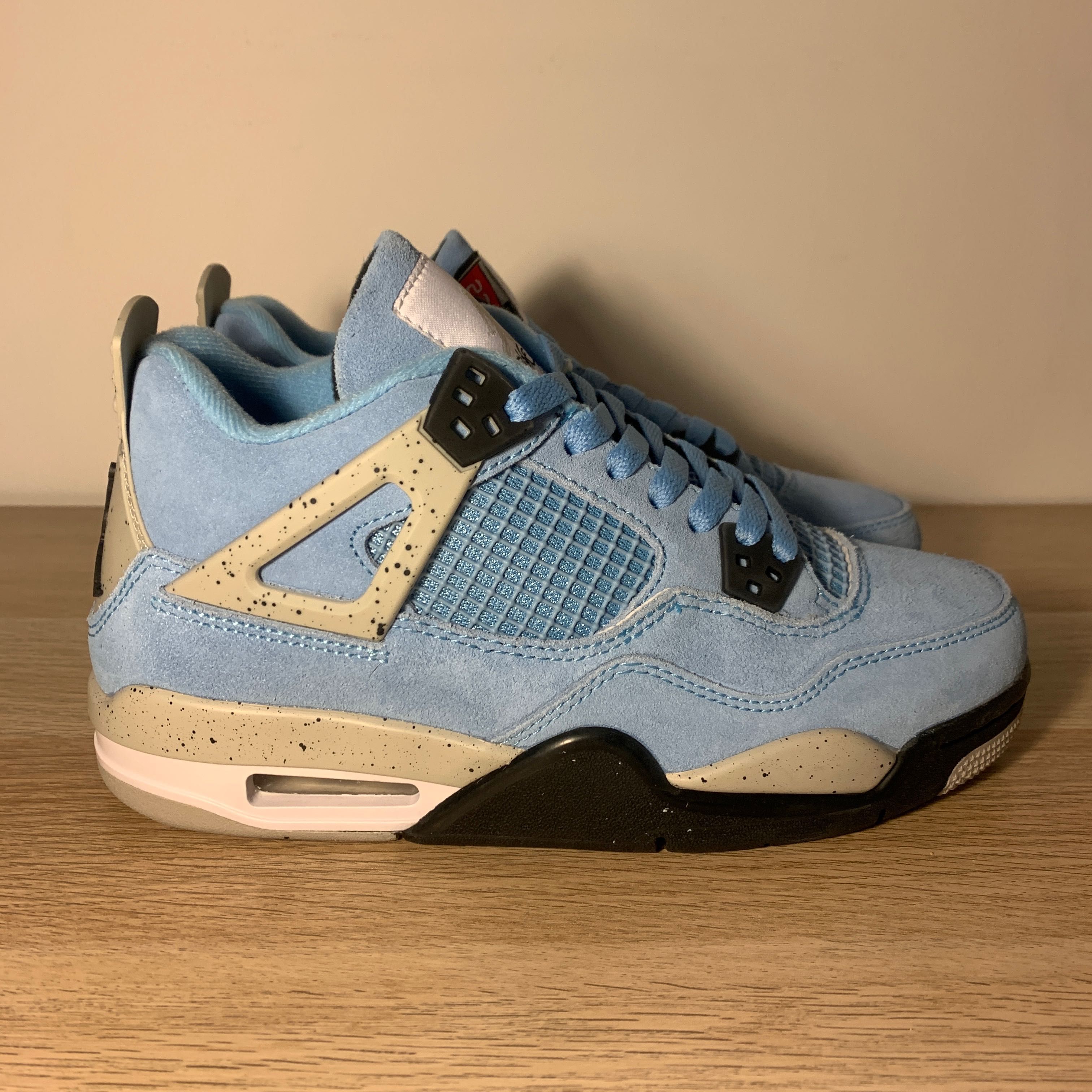 Jordan 4 University Blue Para despachar