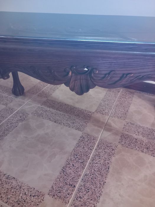 Mesa de centro antiga com trabalhado