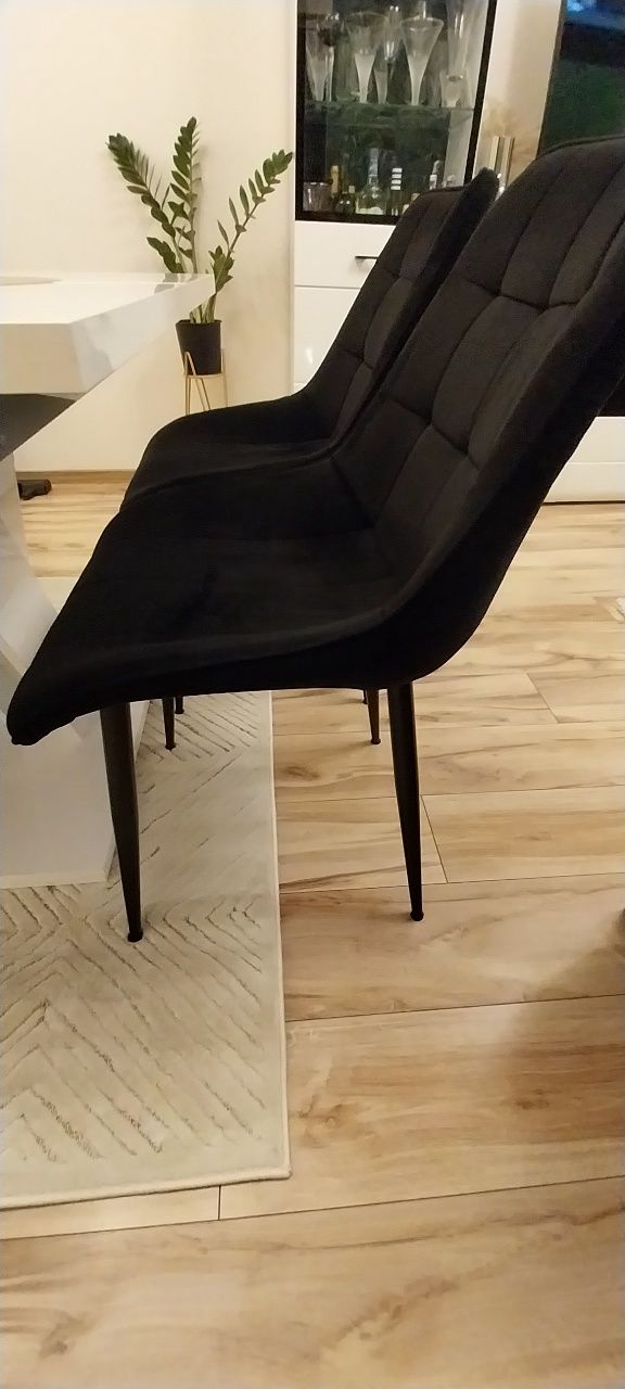 Krzesła 4szt welurowe czarne pikowane do salonu jadalni