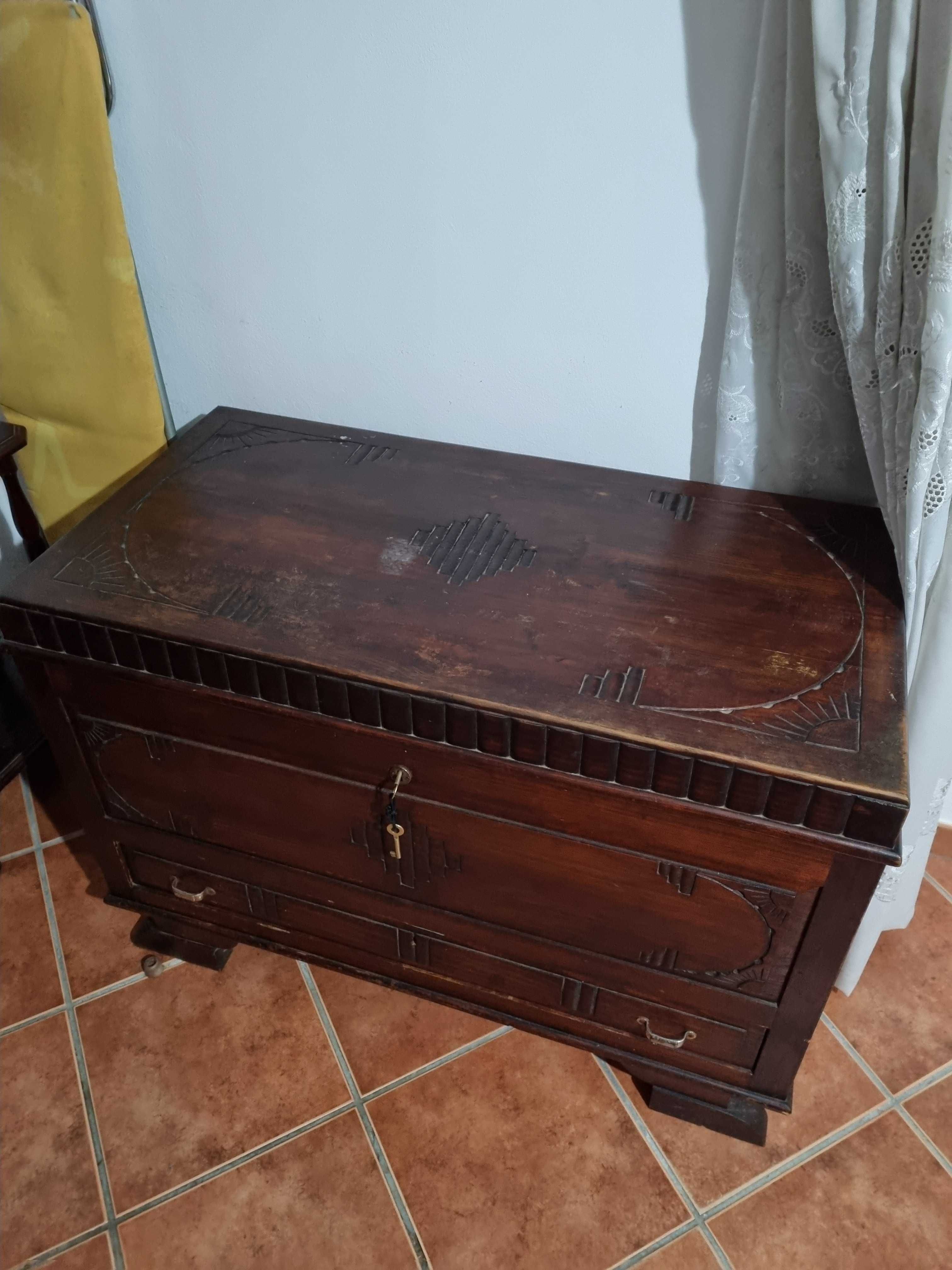 Vendo móveis antigos, em Beja