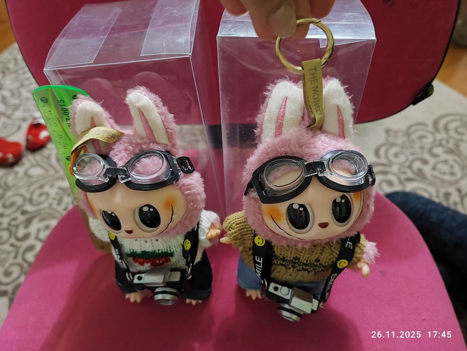 Лабубу з фотоапаратом та окулярами