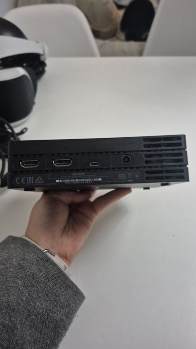 Pack PS4 Pro Branca (1TB) + PlayStation VR + 2 Comandos + 5 Jogos