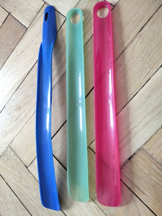 Łyżki do butów z długim trzonkiem, trzy sztuki za 6 zł.