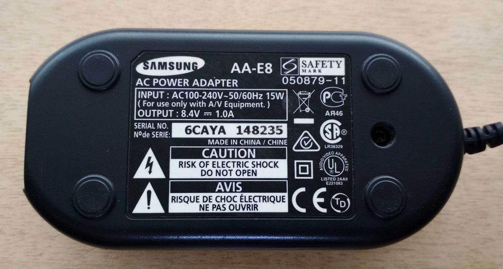 Блок питания к фотовидео камере Samsung AA_E8 (8,4V 1.0A). Возм. обмен