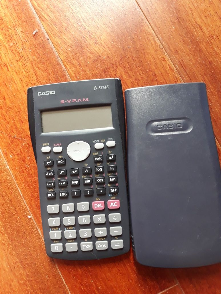 Calculadora científica Casio fx-82MS como nova