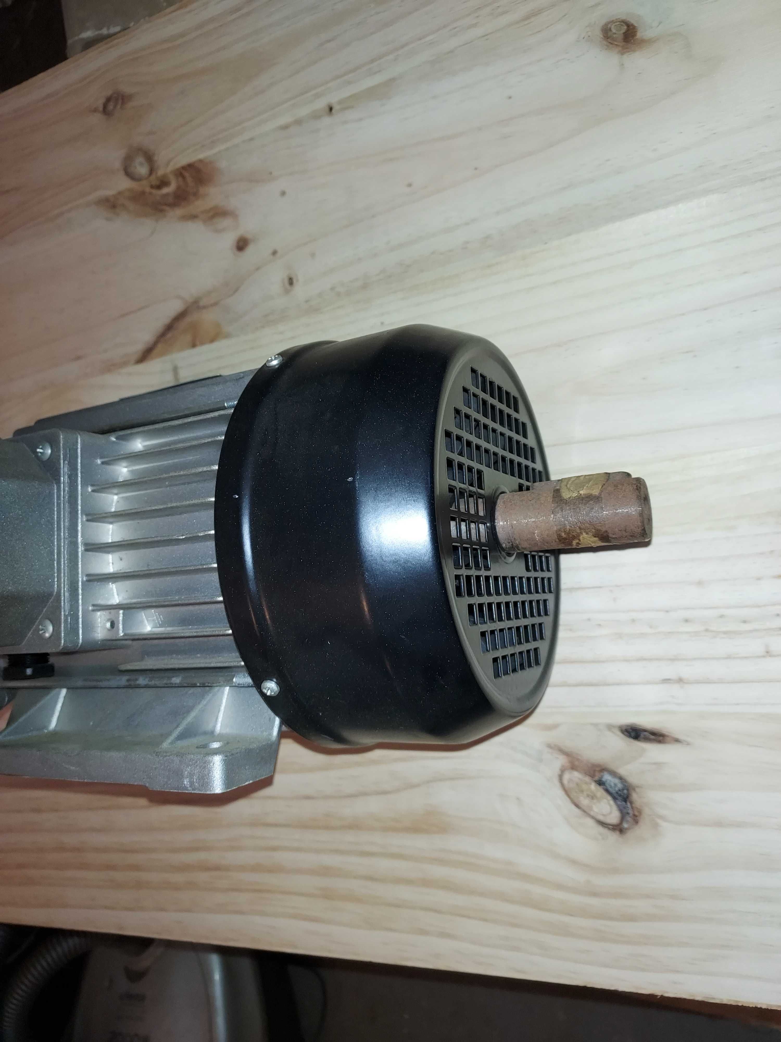 Motor elétrico trifásico  3hp 1400 rpm