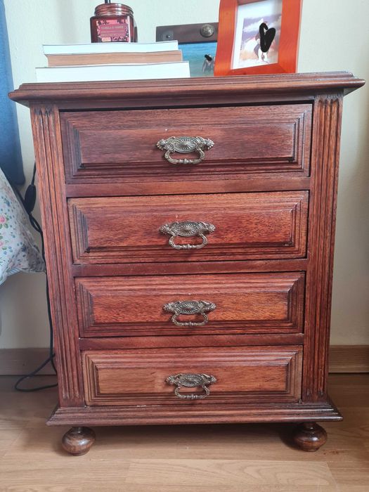 Mesa de cabeceira recuperada