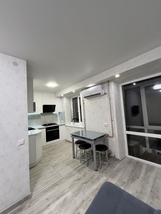 Продам 3-х комнатную квартиру с мебелью и техникой.Еl.