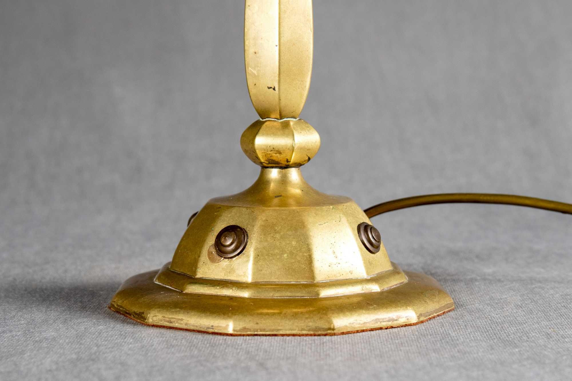 Stara mosiężna lampa gabinetowa z kloszem witrażowym w stylu Tiffany