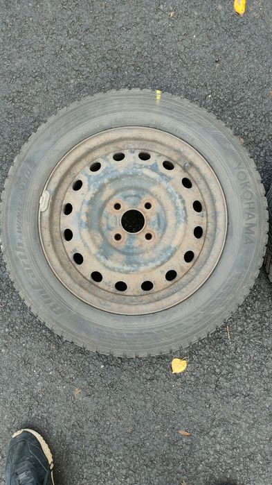 Sprzedam felgi stalowe 15” z zimowymi oponami– Corolla E12 4x100