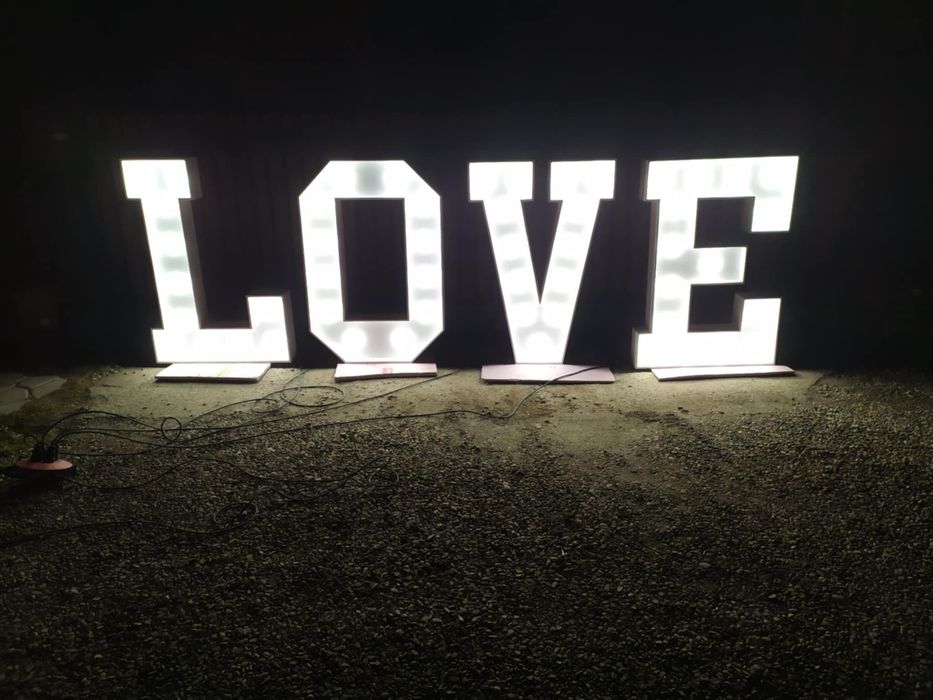Stół wiejski i napis Love