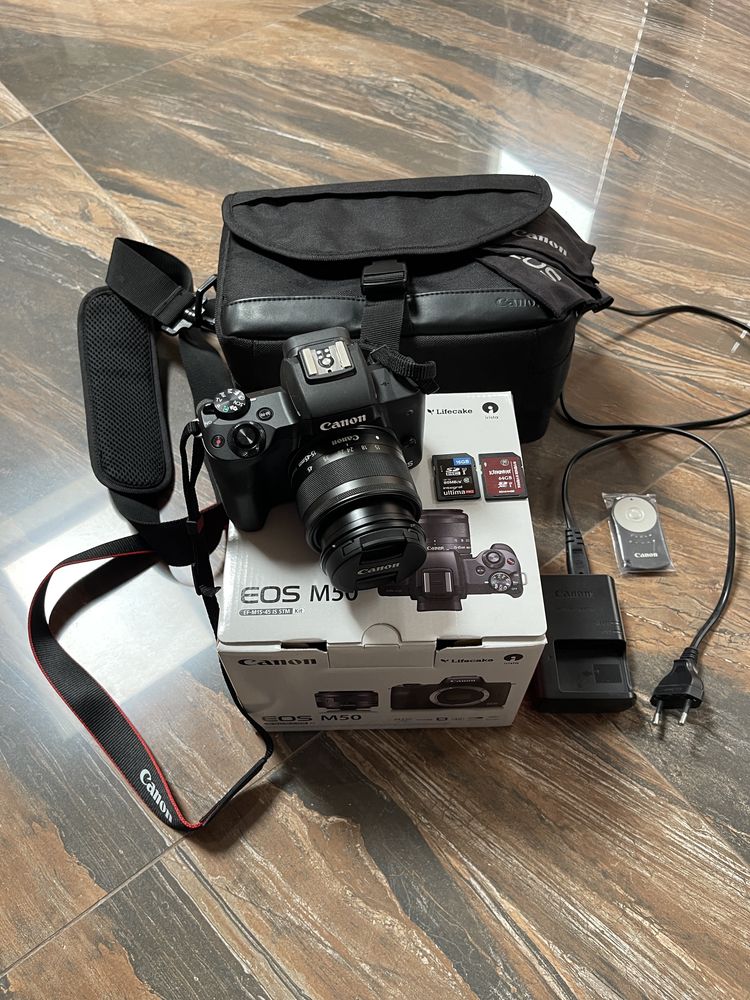 Aparat fotograficzny Canon EOS M50 korpus + obiektyw czarny + karty