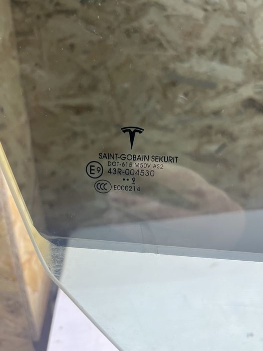 Переднє праве стікло Tesla Model 3