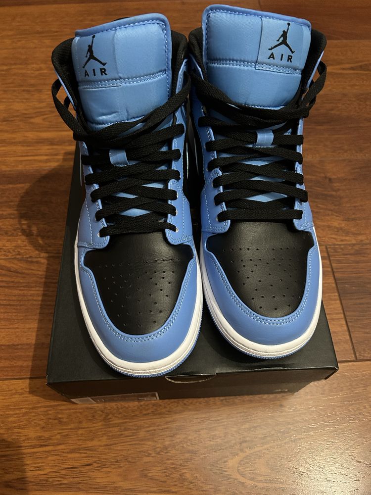 Nike jordan 1 mid univeristy blue white black