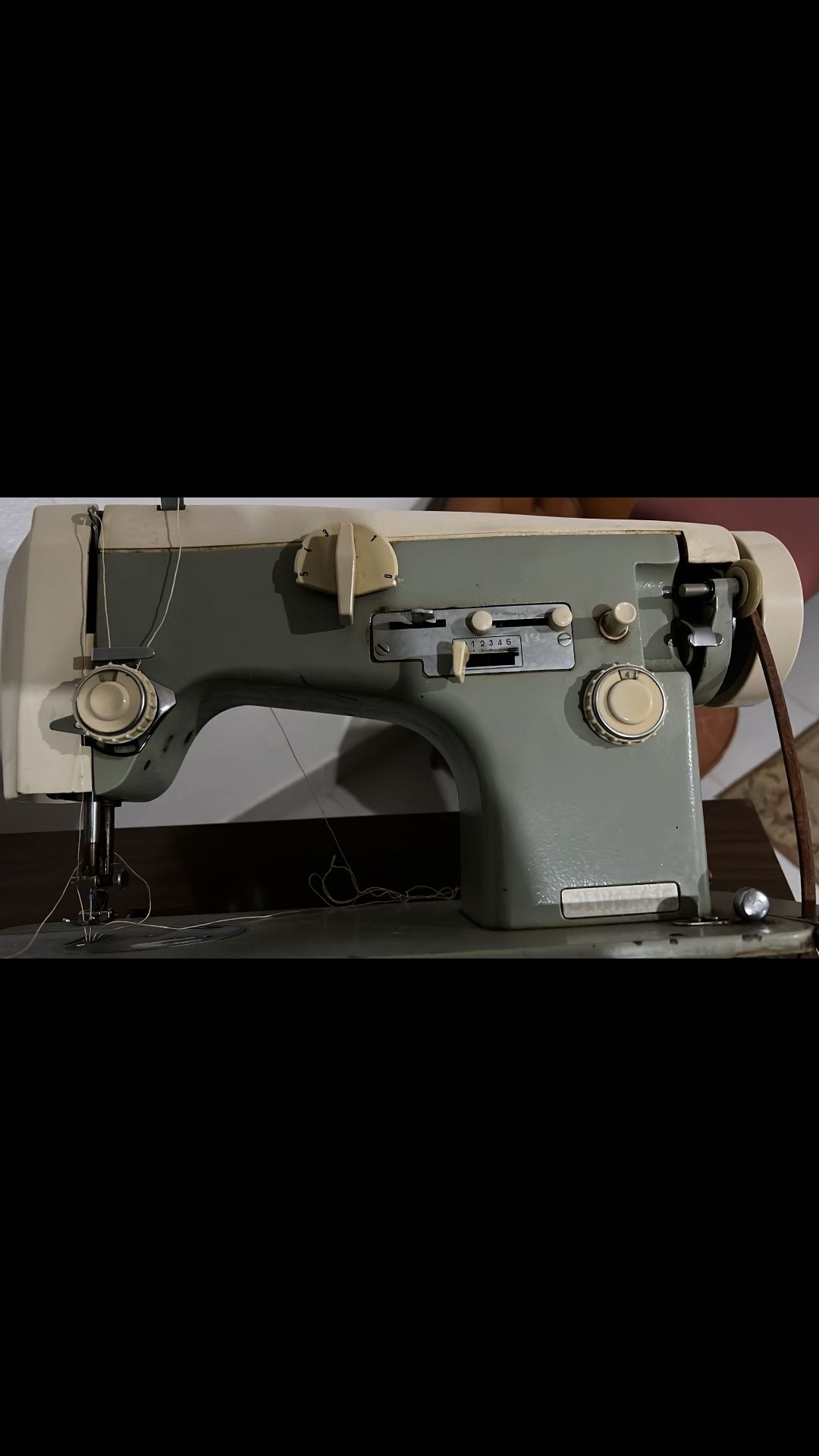 Máquina de costura OLLIVA de 1976