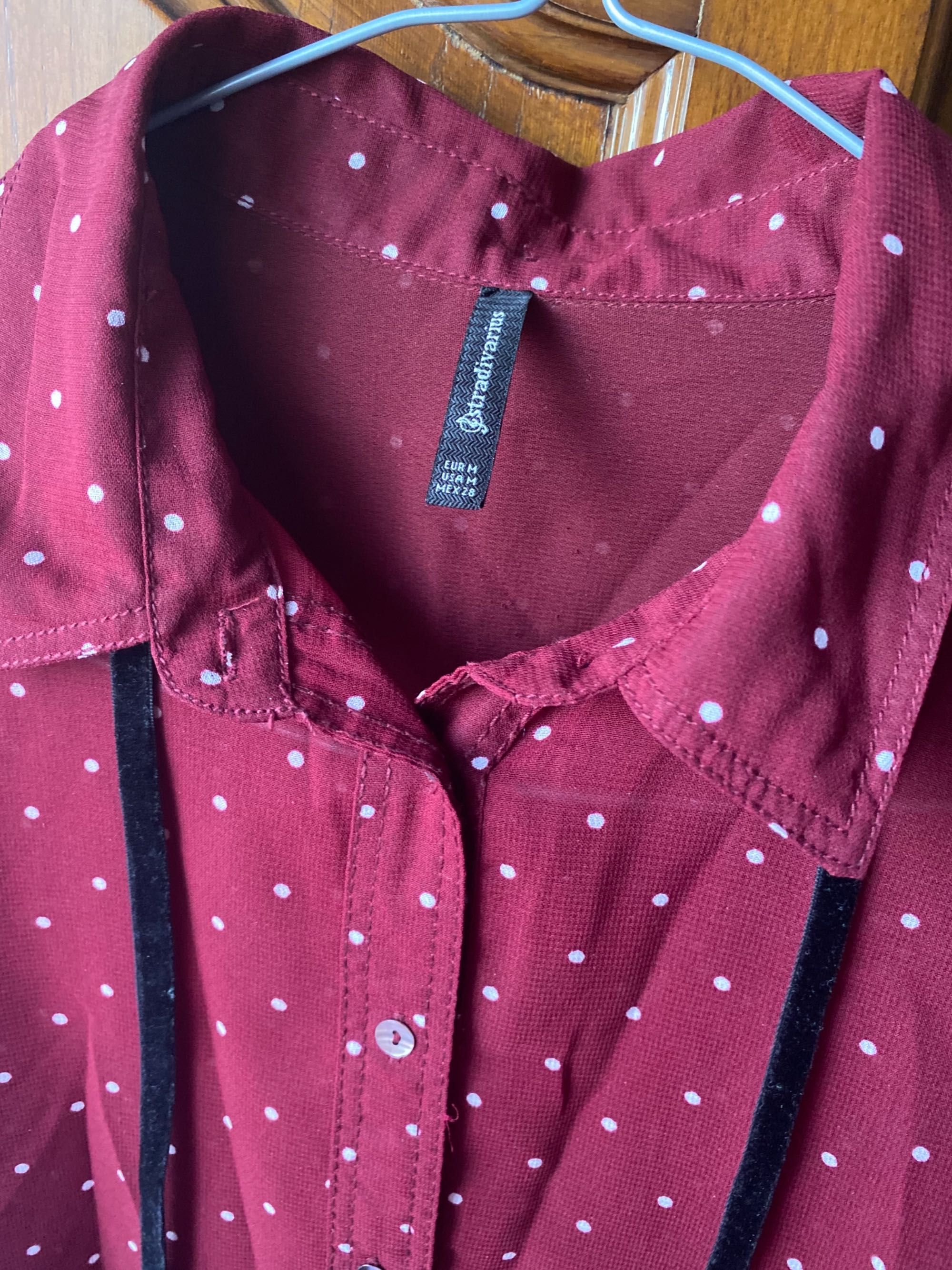 Camisa/Blusa bordeaux com bolinhas brancas Stradivarius