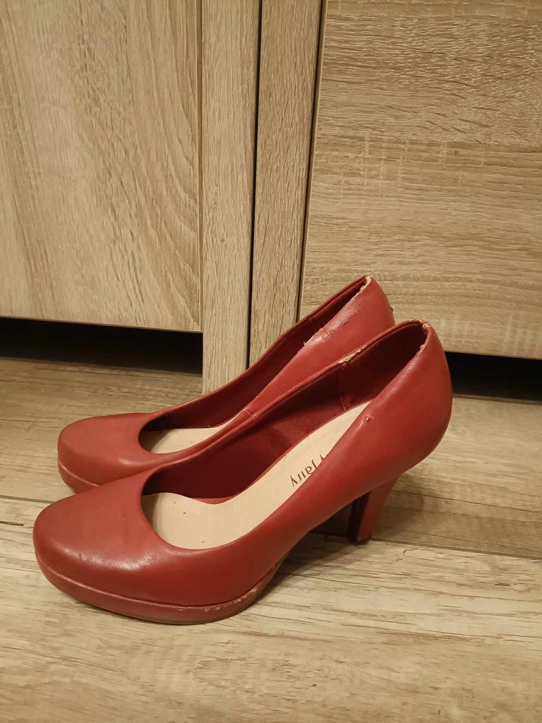 Buty na obcasie czerwone