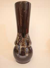 Wysoki brązowy wazon