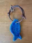 Porta chaves com peixe em ceramica
