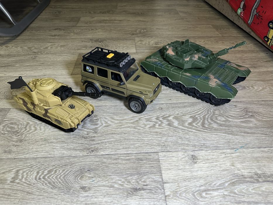 Танк военный джип