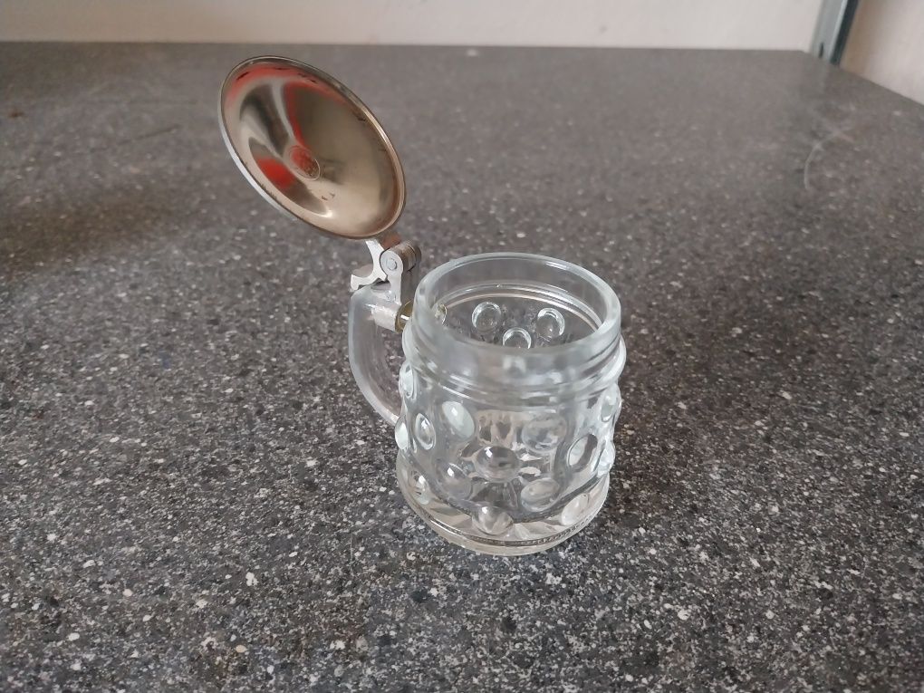 Miniaturowy kufelek z cynowa klapką, sygnowany