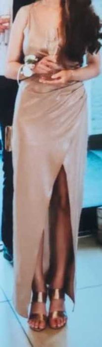 Złota sukienka z rozcięciem