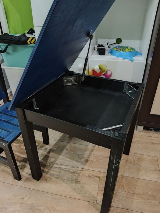 Drewniany stolik z krzesełkiem do odnowienia.