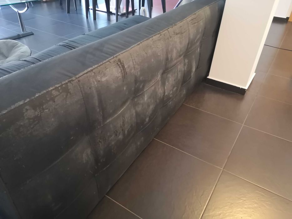 Sofá cama preto usado