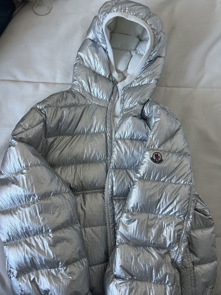 Casaco da Moncler Versátil e Multiuso Branco& Prata