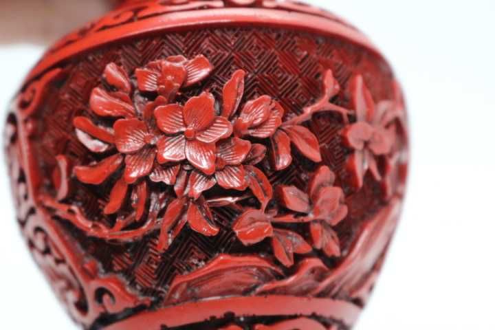 Jarra Chinesa em Laca de Cinnabar Esculpida com Flores 16 cm