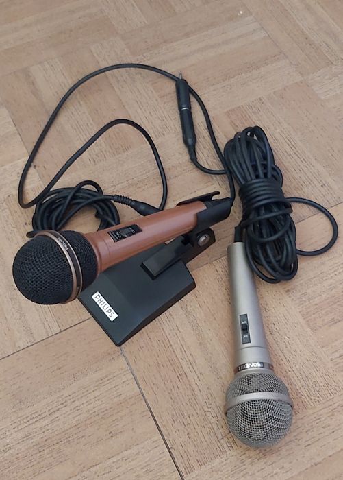 Microfones, pedal de volume e degrau de guitarra
