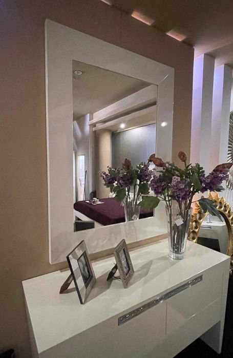 Quarto completo em branco pérola (cama, mesinhas e cómoda com espelho)