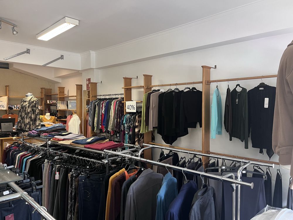 Conjunto completo de mobiliário de loja de roupa - já desmontado.