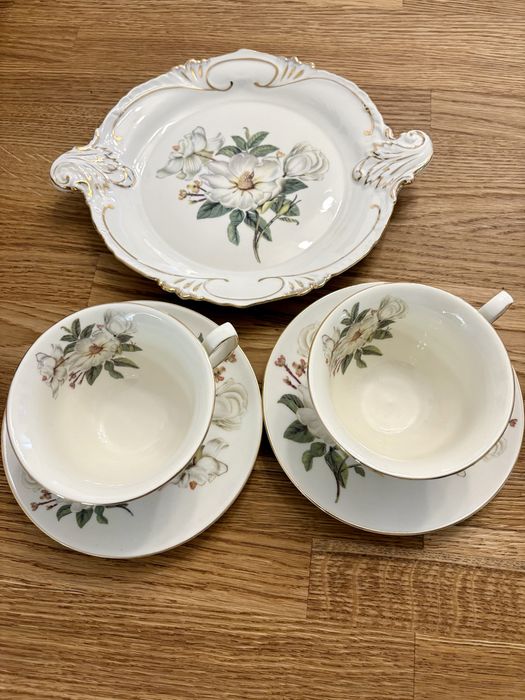 Zestaw porcelany dwie filiżanki z podstawkami i talerzyk deserowy