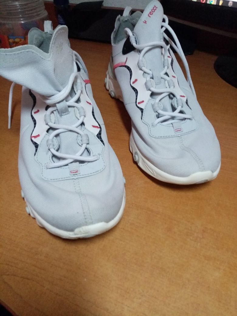 Продам кроссовки Nike react