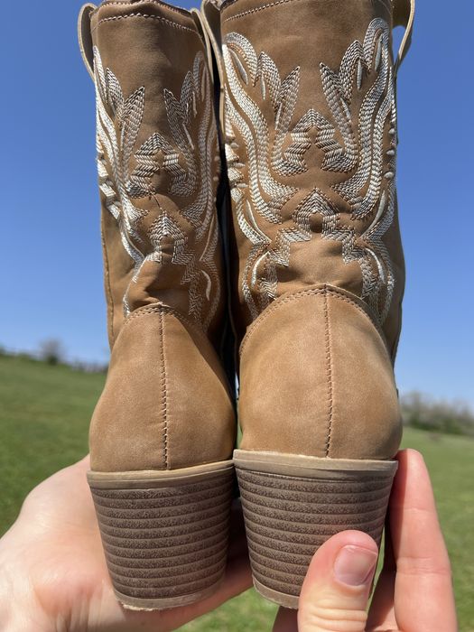 Стильні шкіряні козаки з вишивкою