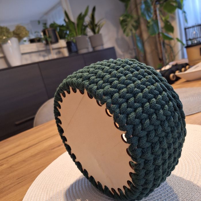 Koszyczek na sklejkowym, stabilnym dnie.