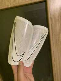 Ochraniacze Nike Mercurial lite rozmiar L