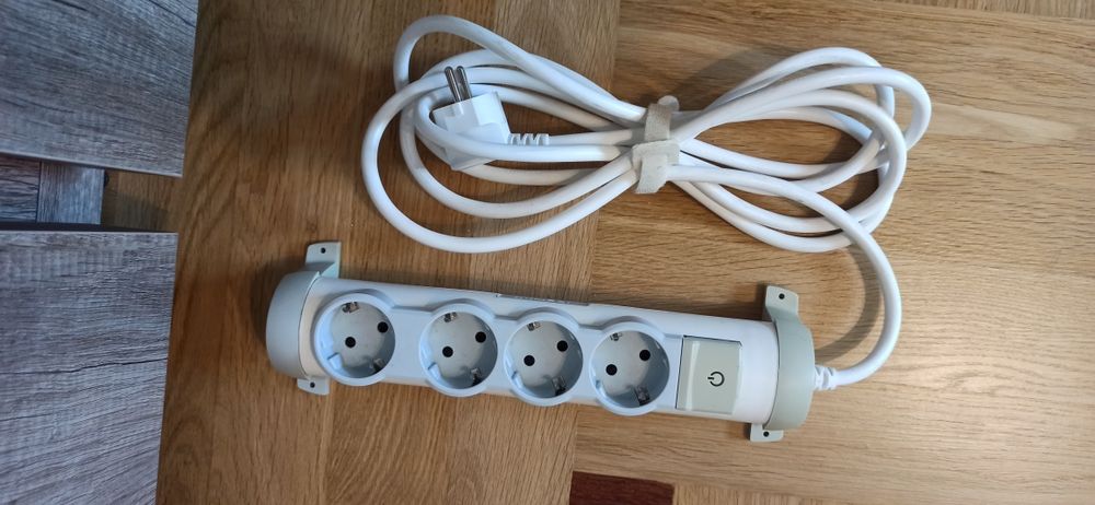 Подовжувач Legrand 4 розетки + вимикач
