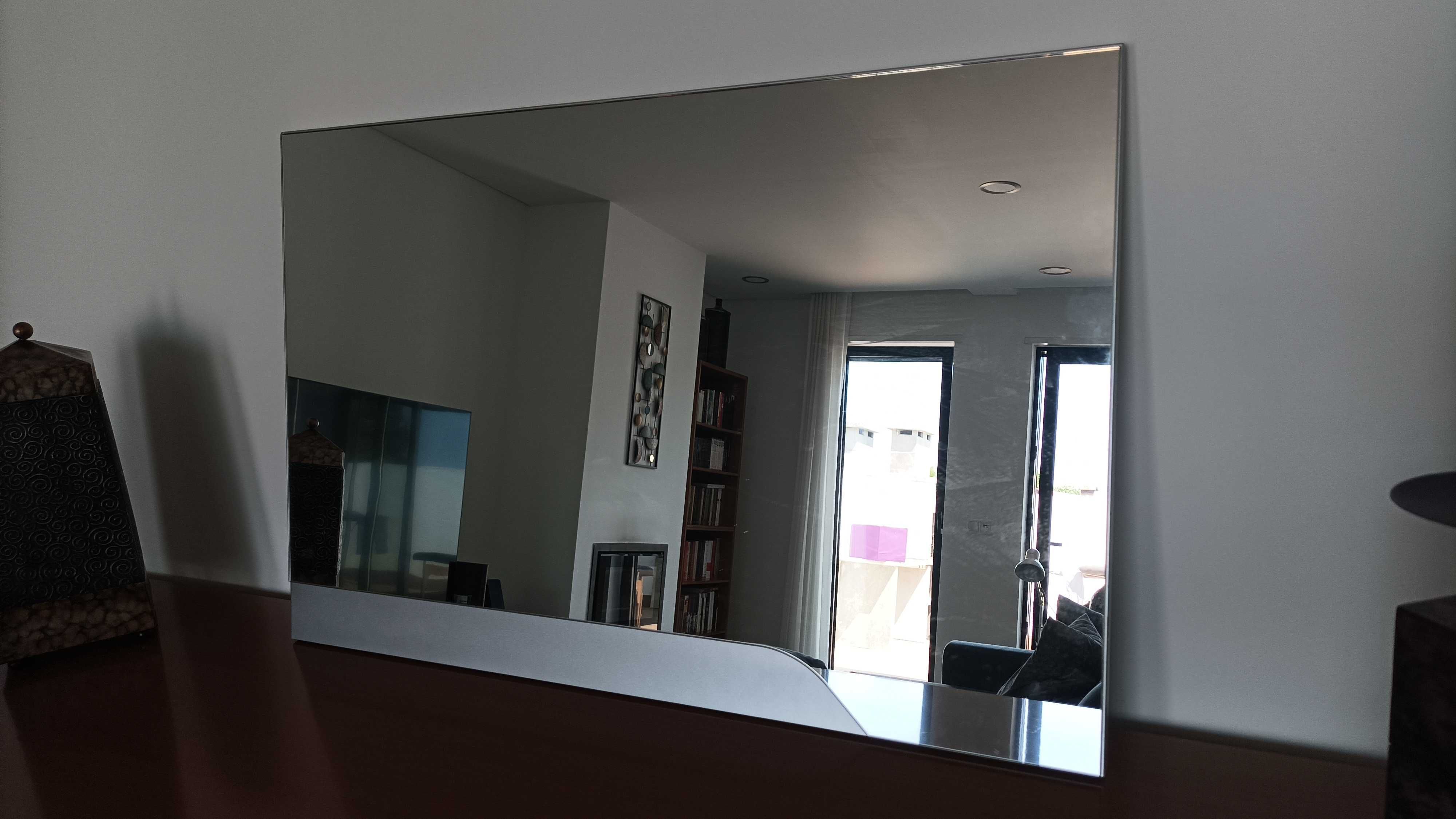 Espelho de parede moderno com detalhe metalizado