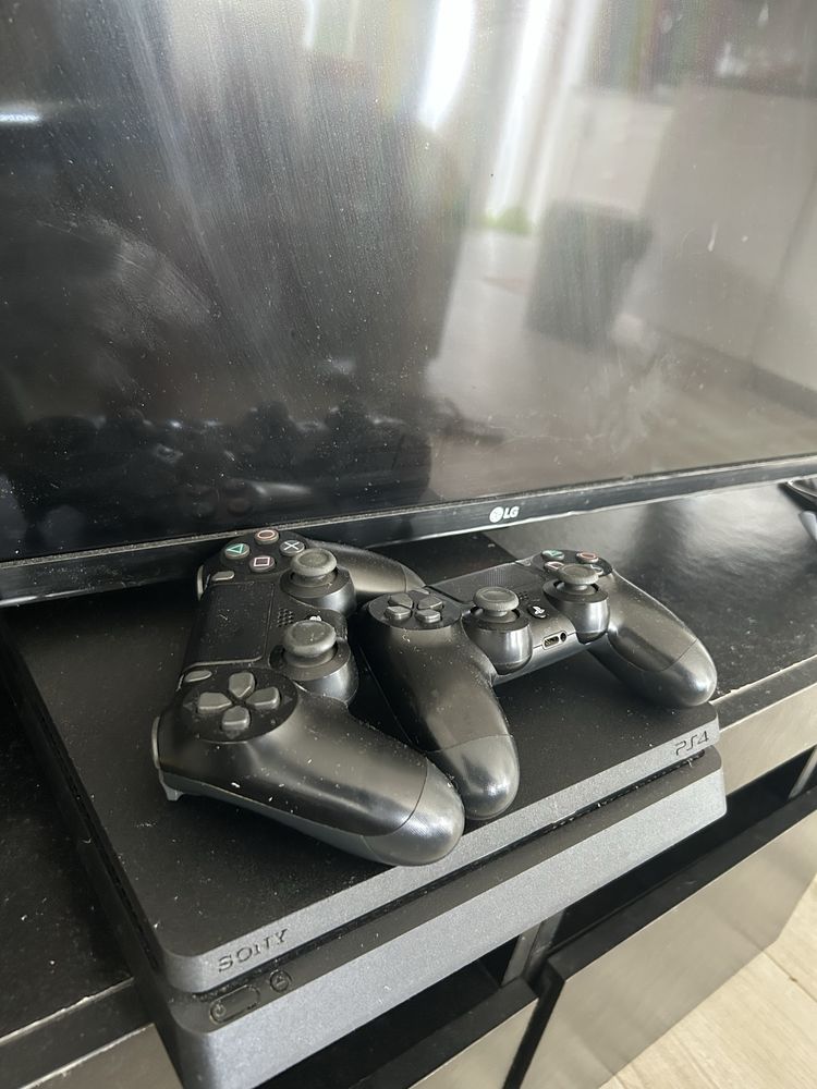 Playstation 4 com dois comandos