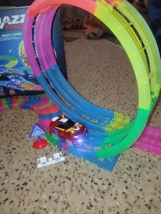 Продам трек(дорога с машинкой)