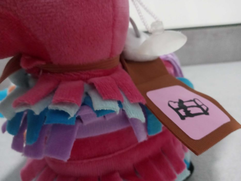 Trzy pluszowe maskotki kolorowe lamy