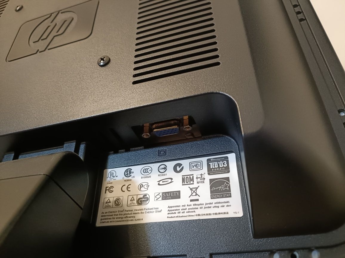 Monitor HP L1706 – formato quadrado