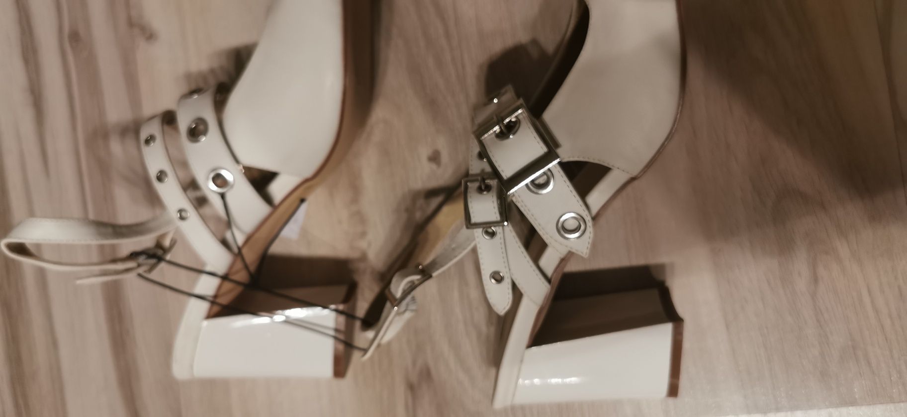 Piękne buty Reserved 40 białe nowe