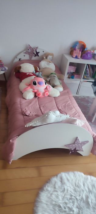 Cama de criança nova com colchão